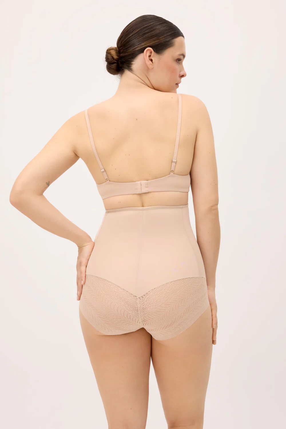 Ysabel Mora formuojančios vidutinės kompresijos klasikinės kelnaitės itin aukštu juosmeniu LIDY HIGH NUDE S-XXL desire.lt