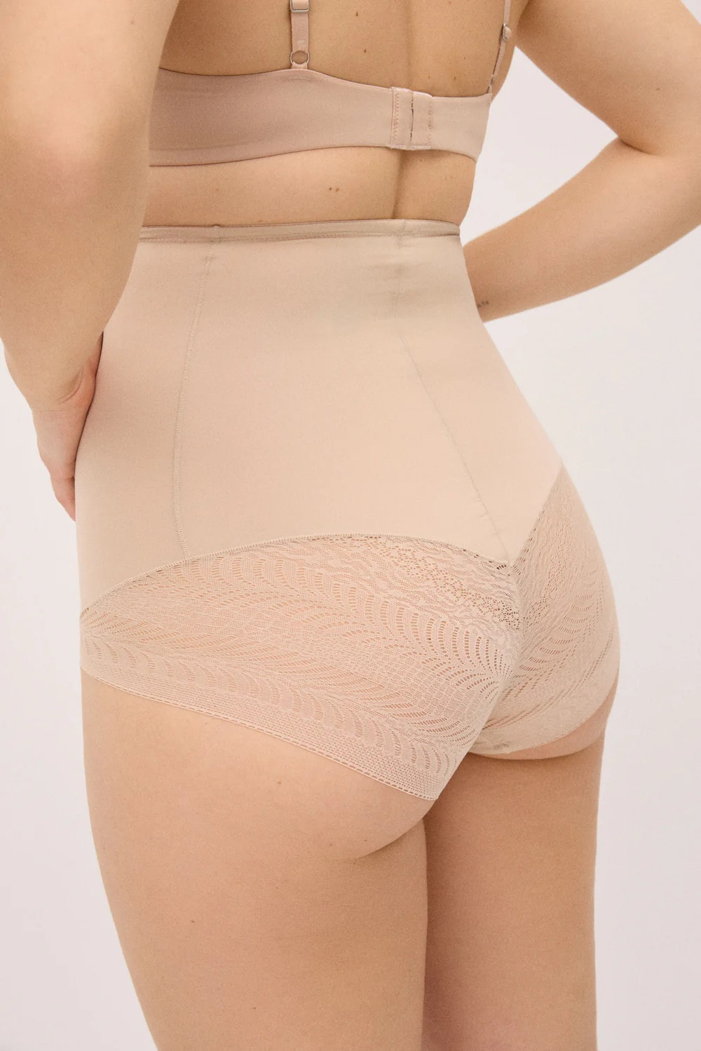 Ysabel Mora formuojančios vidutinės kompresijos klasikinės kelnaitės itin aukštu juosmeniu LIDY HIGH NUDE S-XXL desire.lt