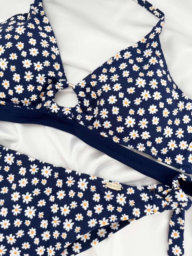 Dviejų dalių maudymosi kostiumėlis FLOWERY, tamsiai mėlynos spalvos, dekoruotas gėlių motyvais