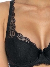 Juodas seksualus Mat lingerie apatinių komplektas LOU, dekoruotas įspūdingais nėriniais.