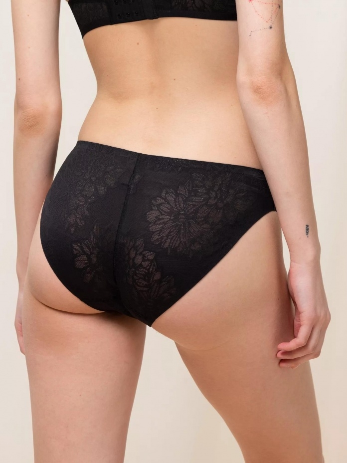 Triumph nėriniuotos klasikinės kelnaitės FIT SMART TAI EX, juodos spalvos