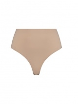 Bye Bra lengvos kompresijos besiūlės formuojančios tanga kelnaitės INVISIBLE MID WAIST THONG BEIGE