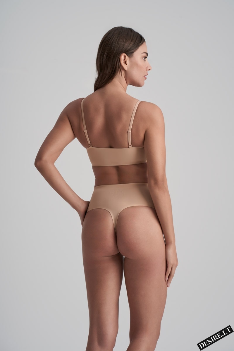 Bye Bra lengvos kompresijos besiūlės formuojančios tanga kelnaitės INVISIBLE MID WAIST THONG BEIGE