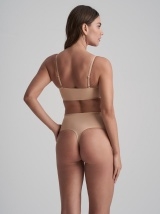 Bye Bra lengvos kompresijos besiūlės formuojančios tanga kelnaitės INVISIBLE MID WAIST THONG BEIGE