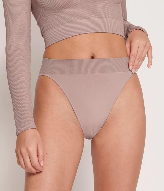 Sloggi kelnaitės su alavijo mikrokapsulėmis EVER INFUSED ALOE HIGH LEG FOGGY MAUVE