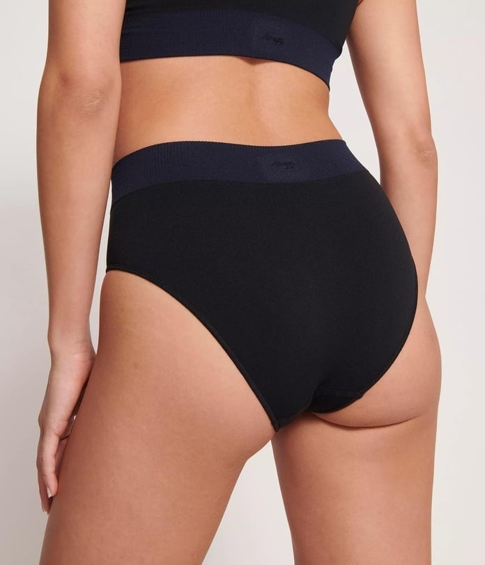 Sloggi kelnaitės aukštintu juosmeniu su alavijo mikrokapsulėmis EVER INFUSED ALOE HIGH WAIST BLACK