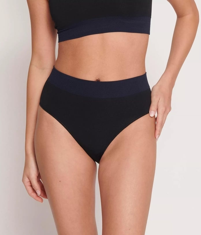 Sloggi kelnaitės aukštintu juosmeniu su alavijo mikrokapsulėmis EVER INFUSED ALOE HIGH WAIST BLACK