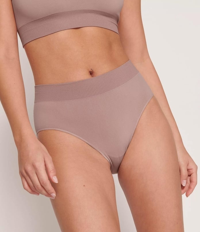 Kelnaitės aukštintu juosmeniu su alavijo mikrokapsulėmis EVER INFUSED ALOE HIGH WAIST FOGGY MAUVE